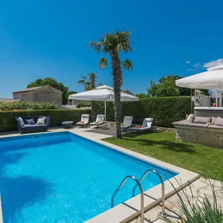 Villa Palma With Pool And Garden Selina